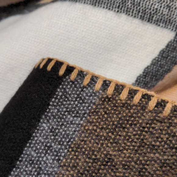 Black Cream Tan Cape - Picture 3 of 5